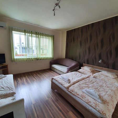 Ladik Vendeghaz Hotel ทิสซาฟือแรด ภายนอก รูปภาพ