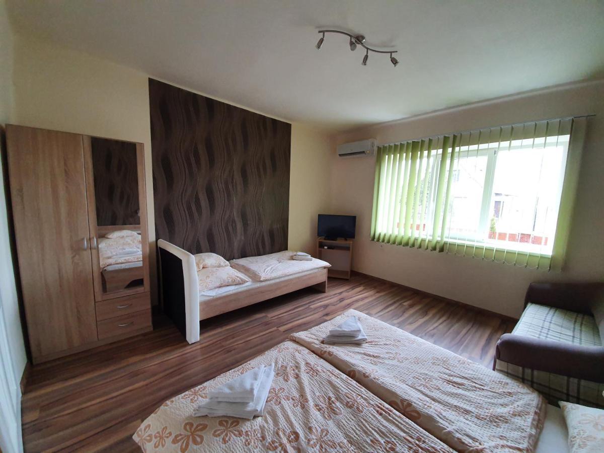 Ladik Vendeghaz Hotel ทิสซาฟือแรด ภายนอก รูปภาพ