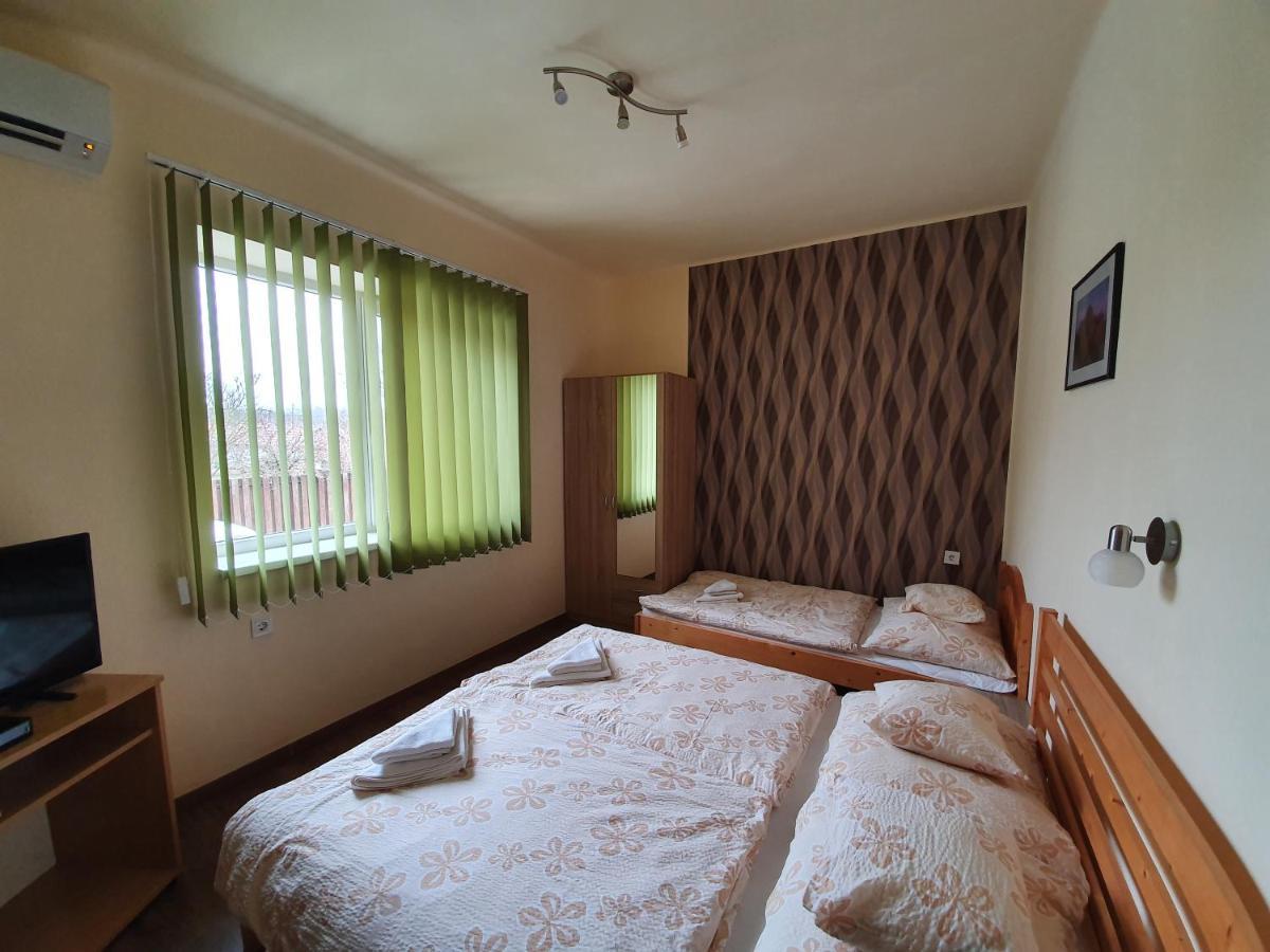Ladik Vendeghaz Hotel ทิสซาฟือแรด ภายนอก รูปภาพ
